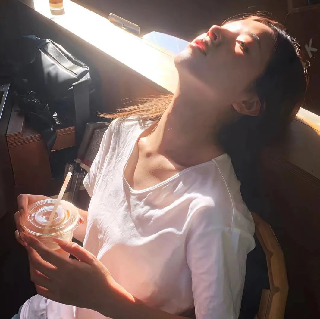 穿风信子蓝的少女